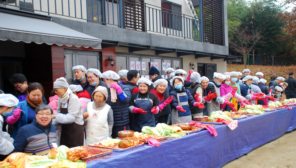 ‘세상과 함께 하는 김장김치 나눔 행사’에 80여 명의 회원들이 참석했다.