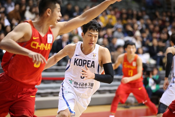 경기 펼치는 이정현 허재 감독이 이끄는 한국 농구 대표팀이 26일 경기도 고양체육관에서 열린 2019 FIBA 월드컵 아시아예선 A조 2차전에서 중국에 81-92, 11점차 패배를 떠안았다.

한국 이정현이 경기를 펼치고 있다.