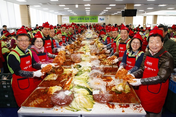 11월 25일 두산중공업 창원공장 사내식당에서 열린 '2017 사랑의 김장 나누기' 행사에서 김명우 두산중공업 사장(왼쪽)과 안상수 창원시장(오른쪽) 등 참석자들이 웃으며 김치를 담그고 있다.