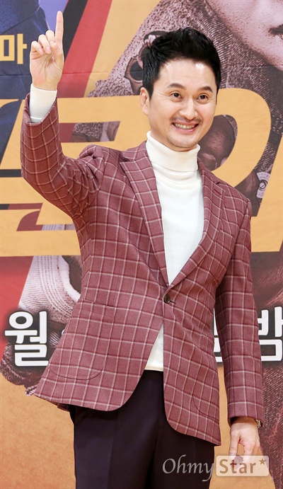 '의문의 일승' 장현성, 중년의 못스러움 배우 장현성이 27일 오후 서울 목동 SBS사옥에서 열린 SBS월화드라마 <의문의 일승> 제작발표회에서 포토타임을 갖고 있다. <의문의 일승>은 누명 쓴 사형수에서 어쩌다 탈옥수가 된 의문의 한 남자가 가짜 형사가 돼 숨어 있는 적폐들을 쳐부수는 내용을 담은 가짜 형사 오일승의 인생 몰빵 배짱 활극이다. 27일 월요일 오후 10시 첫 방송.