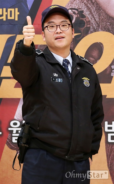 신경수 PD, 배우 뺨치고 '의문의 일승' '의문의 일승' 신경수 PD가 27일 오후 서울 목동 SBS사옥에서 열린 SBS월화드라마 <의문의 일승> 제작발표회에서 포토타임을 갖고 있다. <의문의 일승>은 누명 쓴 사형수에서 어쩌다 탈옥수가 된 의문의 한 남자가 가짜 형사가 돼 숨어 있는 적폐들을 쳐부수는 내용을 담은 가짜 형사 오일승의 인생 몰빵 배짱 활극이다. 27일 월요일 오후 10시 첫 방송.