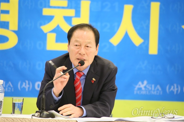 김영석 영천시장이 27일 오전 대구수성호텔에서 '아시아포럼21' 주최로 열린 토론회에서 발언하고 있다.