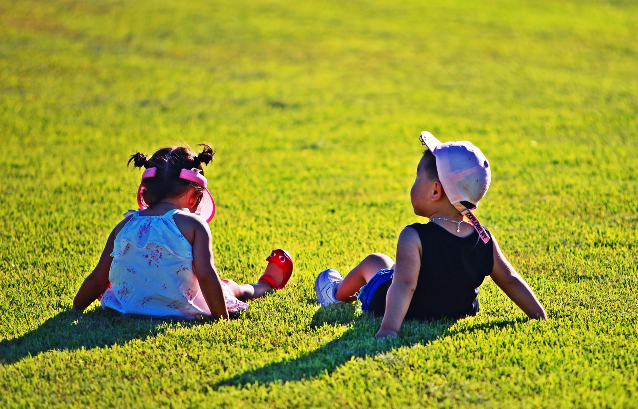 아이들이 따뜻한 햇살을 맞으며 해미읍성 잔디밭위에 편안히 앉아 즐거운 시간을 보내고 있다.