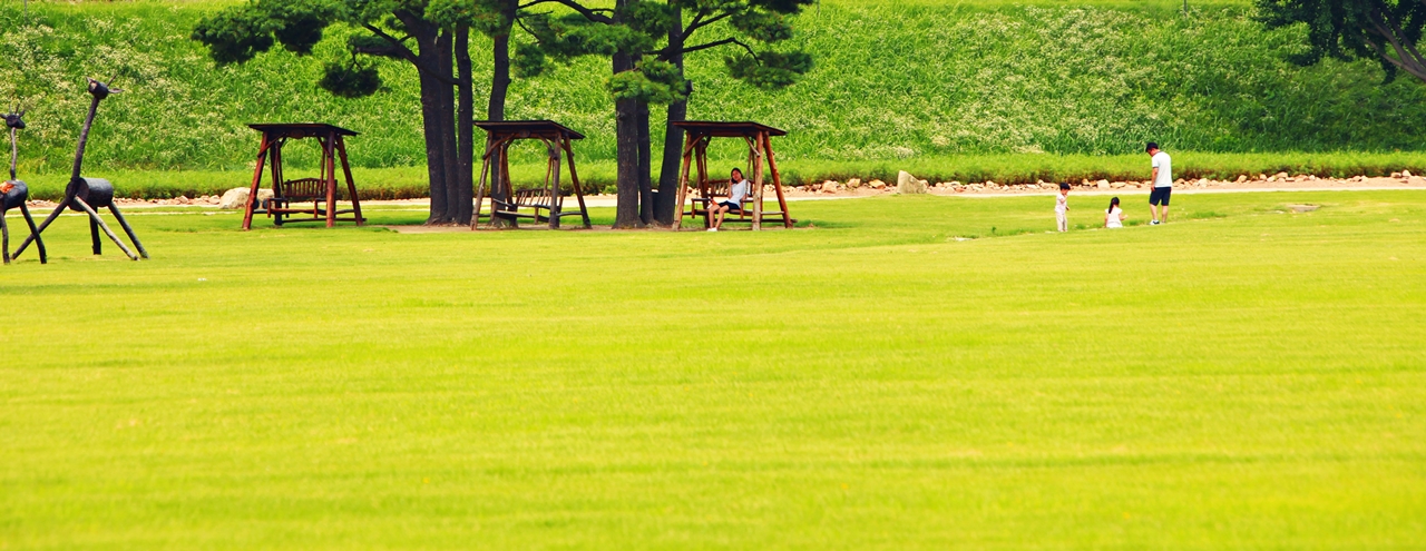 넓게 펼쳐진 잔디밭 뒤로 조형물과 흔들의자가 설치되어  있다. 부모들이 아이들과 함께 놀면서 시간을 보내기 좋은 곳이다.  