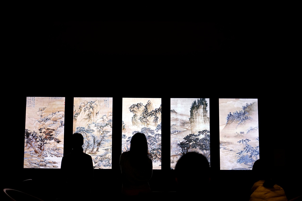 국립중앙박물관 휴게실에서 산수화를 영상으로 감상