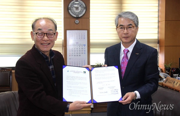  박종훈 경남도교육감과 일제강제징용조동자상경남추진위 김영만 상임대표는 28일 오전 교욱감실에서 '일제 강제징용 노동자상 건립을 위한 경남도교육청-경남건립추진위원회 상호 협력 협약식'을 가졌다.