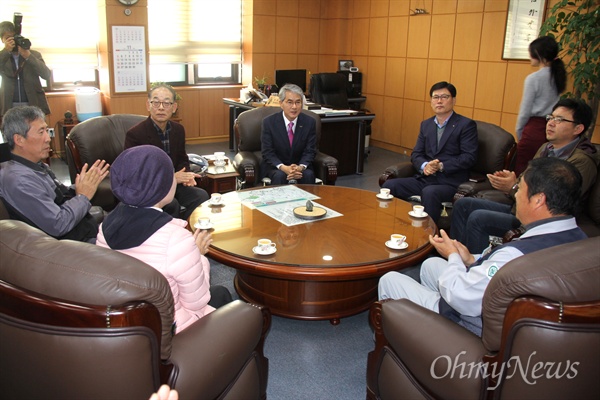 박종훈 경남도교육감과 일제강제징용조동자상경남추진위 김영만, 정진용, 김재명 공동상임대표 등 관계자들은 28일 오전 교욱감실에서 '일제 강제징용 노동자상 건립을 위한 경남도교육청-경남건립추진위원회 상호 협력 협약식'을 가졌다.