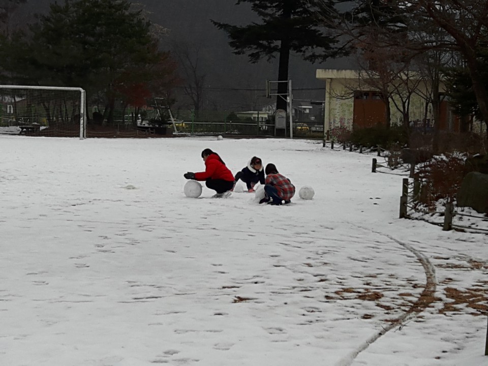  쉬는 시간에 아이들이 나와서 눈사람을 만들고 있다.