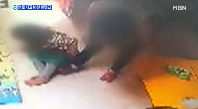 보육교사가 어린이를 발로 밀치는 CCTV 영상을 자료화면으로 반복하여 보여준 SBS(11/26)