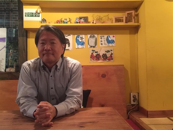  11월 초 상수동의 한 카페에서 <오마이스타>와 만나 인터뷰한 코이데 마사키 PD. 