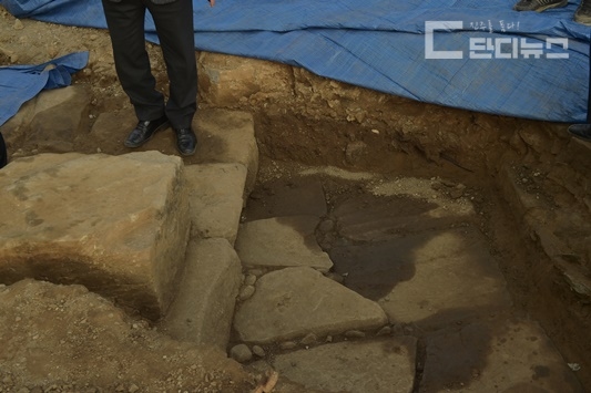 시굴조사에서 발견된 유적이다. 진주 외성 터 기단석으로 추정된다