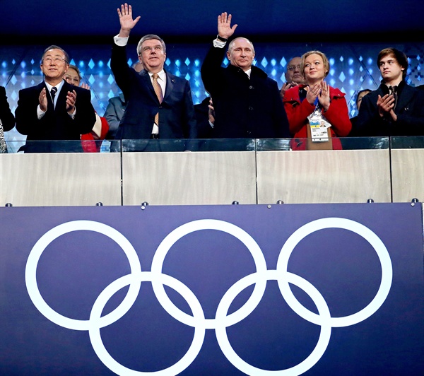  지난 2014년 2월7일 러시아 소치 동계올림픽 개막식에서 토마스 바흐(왼쪽 2번째) IOC위원장이 블라디미르 푸틴(왼쪽 3번째) 러시아 대통령 옆에서 함께 손을 흔드는 모습. 