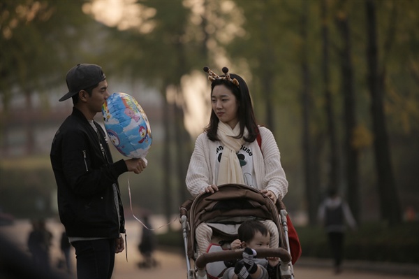  영화 <아기와 나>에서 평화와 안정을 지키는 일은 그리 쉽지 않다.