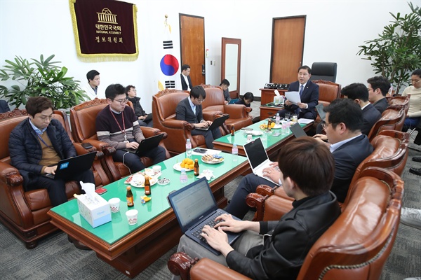 29일 오후 국회 정보위원회 더불어민주당 간사인 김병기 의원이 정보위원장실에서 명칭변경 및 조직개편 등에 관한 브리핑을 하고 있다. 