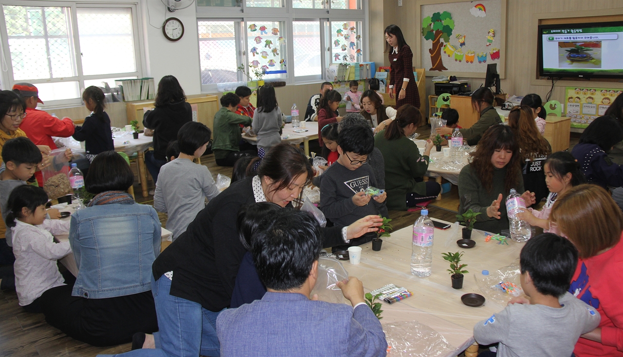 충남 공주 중동초등학교병설유치원 원아들과 학부모들이 함께 공개 참여수업을 하고 있다.