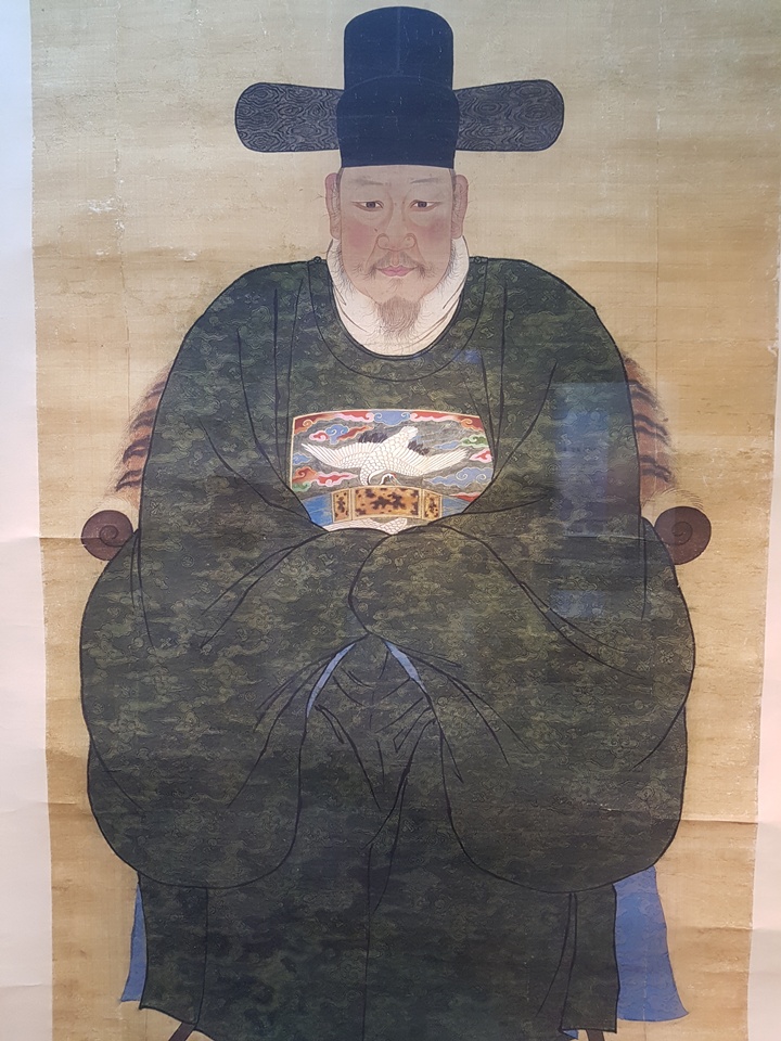 홍주성 역사관에는 '조선후기 무관을 지낸 석천공 전일상(1700~1753)의 영정으로 18세기 전반 초상화의 전형적인 표현 방식을 보여준다'는 설명과 함께 영정이 전시되어 있다.