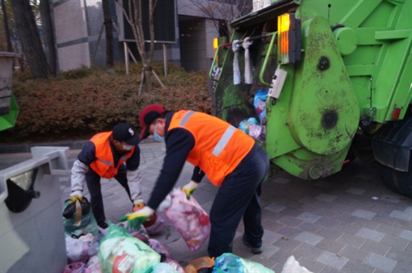 광주 광산구 한 아파트에서 출근 시간 전 생활 쓰레기 수거를 집중적으로 해야하는 환경미화원들이 작업을 서두루고 있다. 