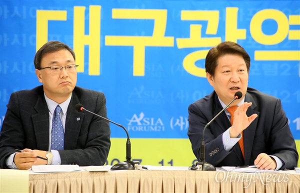 권영진 대구시장이 대구지역 중견언론인 모임인 '아시아포럼21' 주최로 29일 열린 토론회에서 발언을 하고 있다.