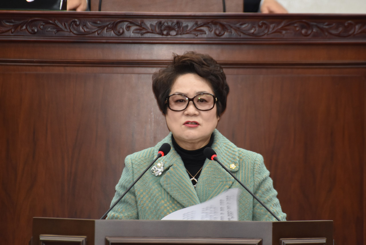 시정질의 발언을 하고 있는 김영자 시의원
