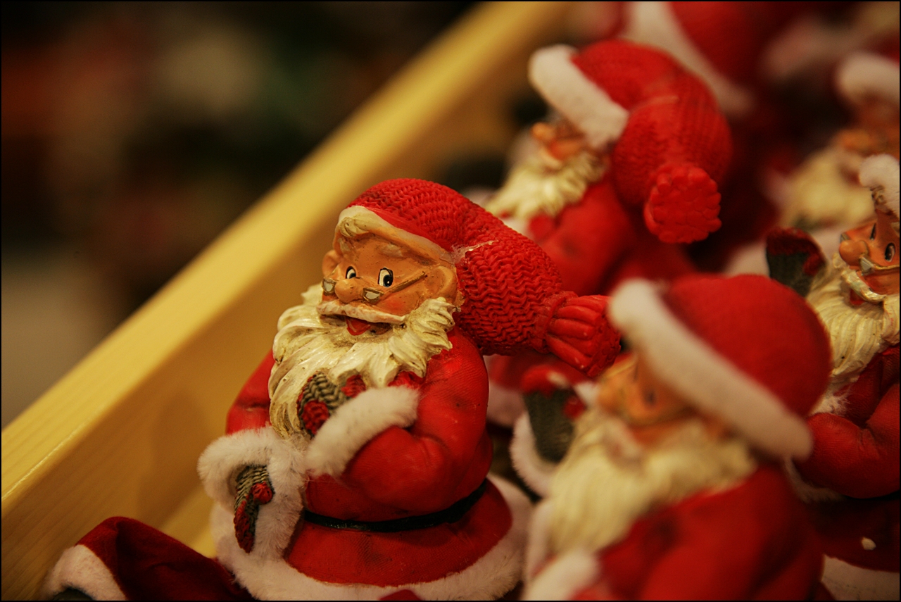 산타 할아버지를 상품화한 다양한 상품들을 기념품 샵에서 만날 수 있다.