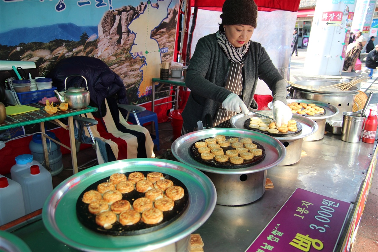 하수정씨가 장흥 토요시장에서 국화빵을 굽고 있다. 