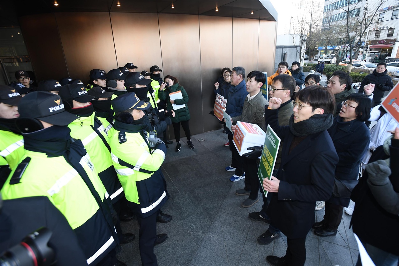  우리겨레하나되기운동본부와 민족문제연구소 등 시민사회단체 관계자들이 30일 오전 서울 종로구 일본대사관앞에서 '일본 유네스코 권고사항 이행 촉구 기자회견’ 이후 유네스코 권고사항 이행을 촉구하는 8752명의 서명용지를 일본대사관측에 전달을  시도하고 있다.  2017.11.30