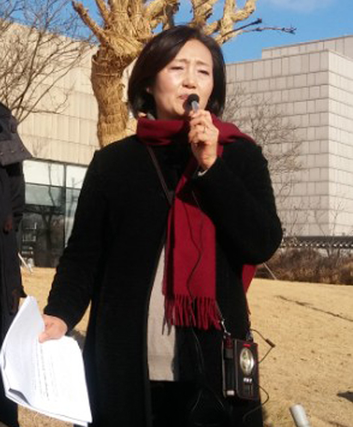 박영선 의원이 '서울을 걷다'를 진행하는 모습 