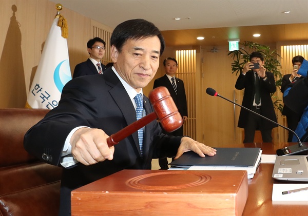   이주열 한국은행 총재가 30일 오전 서울 중구 한국은행 삼성본관에서 열린 금융통화위원회에 참석해 의사봉을 두드리고 있다.