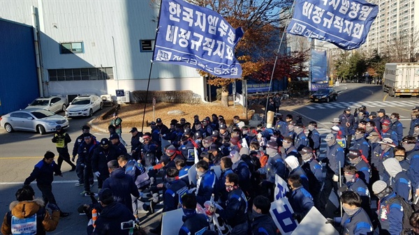 한국지엠 창원, 부평, 군산공장 비정규직들은 30일 부평공장에서 '총고용 보장' 등을 요구하며 집회를 열었다.