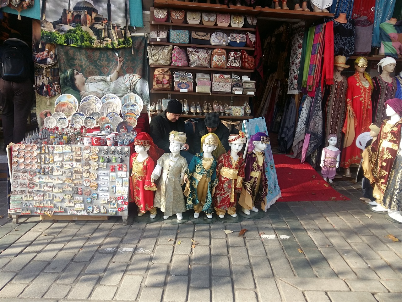 이스탄불의 상점에서는 알라딘의 램프에서 나온듯한 신비로운 물건들이 값싸게 팔리고 있었다.