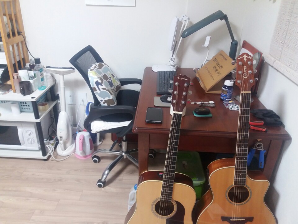 김완규 님의 '집'. 김완규 님은 지원주택 행복하우스에 살면서 근처 기타교실에서 기타를 배우기 시작했다.