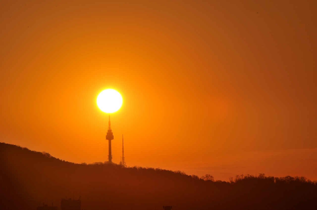 남산타워로 떠오른 태양 07:50