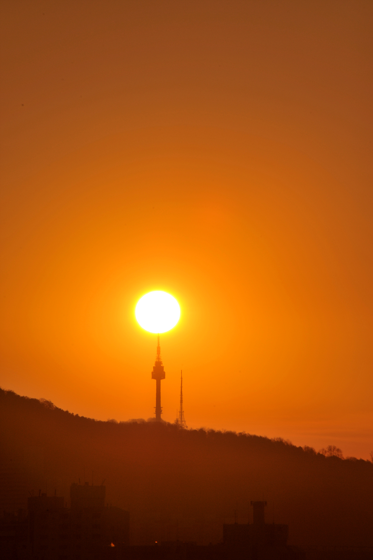 남산 타워에 걸린 태양  07:50