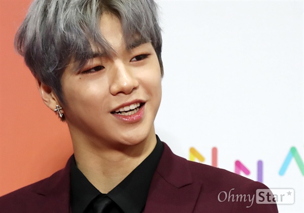 워너원 강다니엘, '멜론뮤직어워드'도 접수 워너원의 강다니엘이 2일 오후 서울 고척동 고척스카이돔에서 열린 <2017 멜론뮤직어워드> 레드카펫에서 포즈를 취하고 있다.