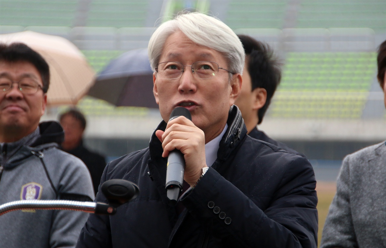 내빈은 서있고, 참가자들은 앉고...'이색 개회식' 연출 화제 축사를 하고 있는 성남시의회 김유석 의장이 참가자들을 올려다 보고 있다.