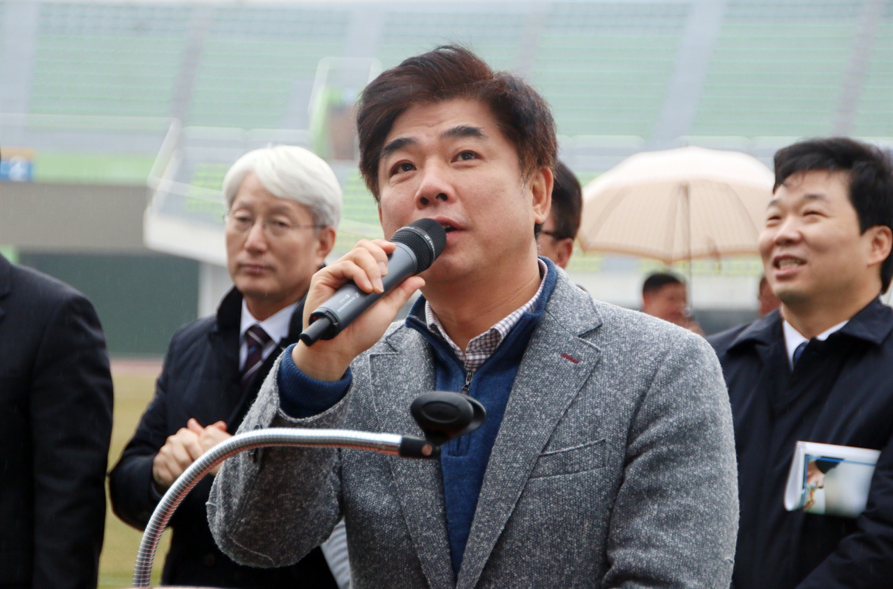 내빈은 서있고, 참가자들은 앉고...'이색 개회식' 연출 화제 김병욱(분당 을) 국회의원