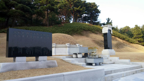 대전 현충원 내 국가원수묘역에 덩그러니 자리한 유일한 대통령 묘소로, 주변은 휑하니 비어있다.