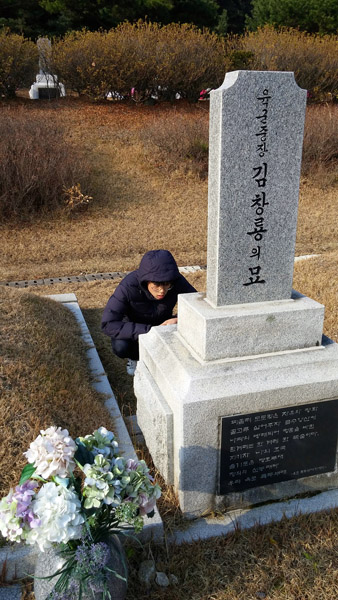 친일파 김창룡의 묘 장군묘역에 자리하고 있다. 친일반민족행위자로 널리 알려져 있지만, 빗돌 그 어디에도 그런 내용을 찾아볼 수 없다. 육군 중장이라는 계급만 큼지막하다. 중3 아이가 그의 이력을 살펴보고 있다.