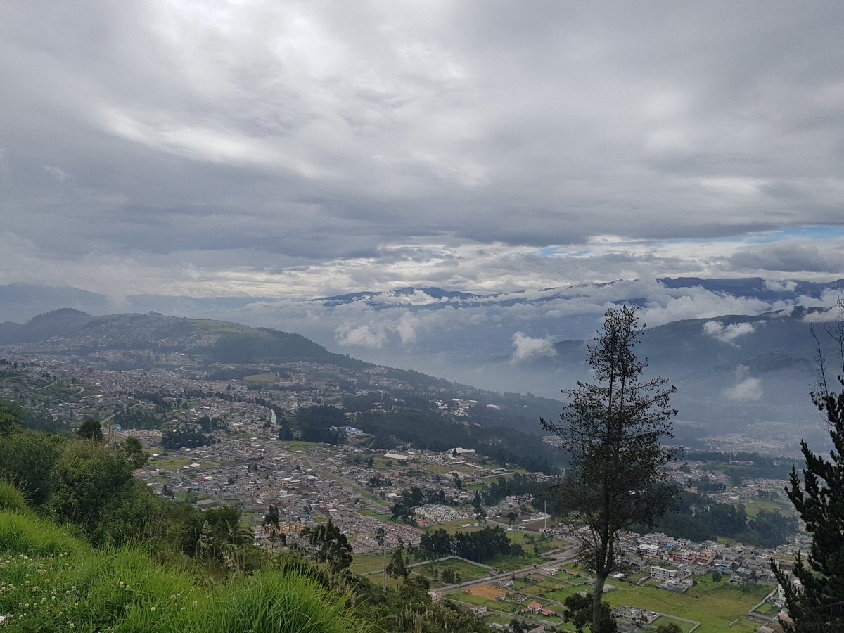 에콰도르의 국경도시에서 만난 구름 위의 설산