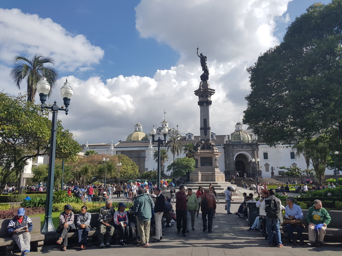 센트럴 공원을 에콰도르 사람들은 독립광장이라고 부른다. 이공원에 대통령궁과 대성당 등이 자리 잡고 있다.