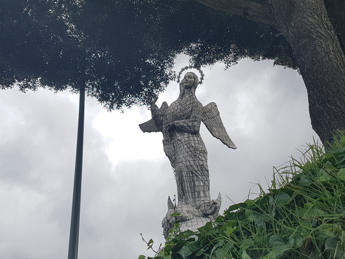 1979년에 키토가 유네스코 지정 세계문화유산이 된 것을 기념하는 43m 높이의 ‘성모 천사상’이 세워졌다.
