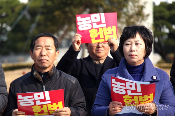  전농 부경연맹 등 농민단체들은 3일 오전 경남도청 정문 앞에서 '농민기본권 보장과 먹을거리기본권 실현을 위한 농민헌법경남운동본부' 출범을 선언했다. 왼쪽은 김군섭 의장, 오른쪽은 김미영 회장.