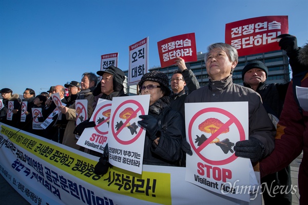  전쟁반대평화실현국민행동 회원들이 4일 오전 서울 광화문광장 미대사관 맞은편에서 기자회견을 열고 한미연합 공군훈련 '비질런트 에이스' 중단을 촉구하고 있다.  