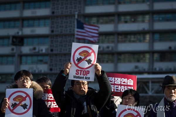  전쟁반대평화실현국민행동 회원들이 4일 오전 서울 광화문광장 미대사관 맞은편에서 기자회견을 열고 한미연합 공군훈련 '비질런트 에이스' 중단을 촉구하고 있다.  