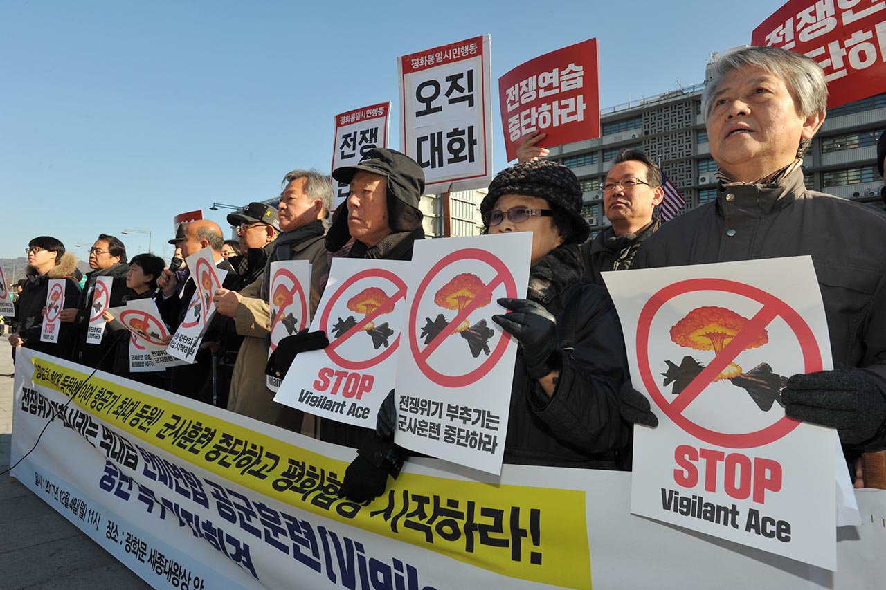  ‘전쟁반대평화실현국민행동’ 관계자들은 4일 오전 서울시 종로구 광화문광장에서 '전쟁위기 격화시키는 역대급 한미연합 공군훈련 중단 촉구 기자회견'을 열고 "전쟁위기 격화시키는 군사훈련 중단하고 평화협상 시작하라"고  요구하고 있다. 2017.12.04