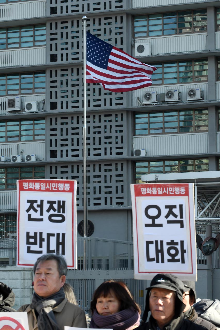  ‘전쟁반대평화실현국민행동’ 관계자들은 4일 오전 서울시 종로구 광화문광장에서 '전쟁위기 격화시키는 역대급 한미연합 공군훈련 중단 촉구 기자회견'을 열고 "전쟁위기 격화시키는 군사훈련 중단하고 평화협상 시작하라"고  요구하고 있다. 2017.12.04