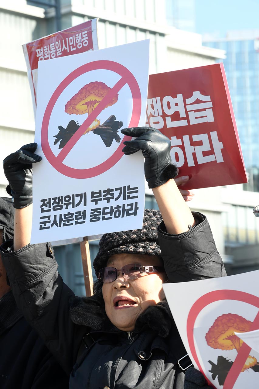  ‘전쟁반대평화실현국민행동’ 관계자들은 4일 오전 서울시 종로구 광화문광장에서 '전쟁위기 격화시키는 역대급 한미연합 공군훈련 중단 촉구 기자회견'을 열고 "전쟁위기 격화시키는 군사훈련 중단하고 평화협상 시작하라"고  요구하고 있다. 2017.12.04