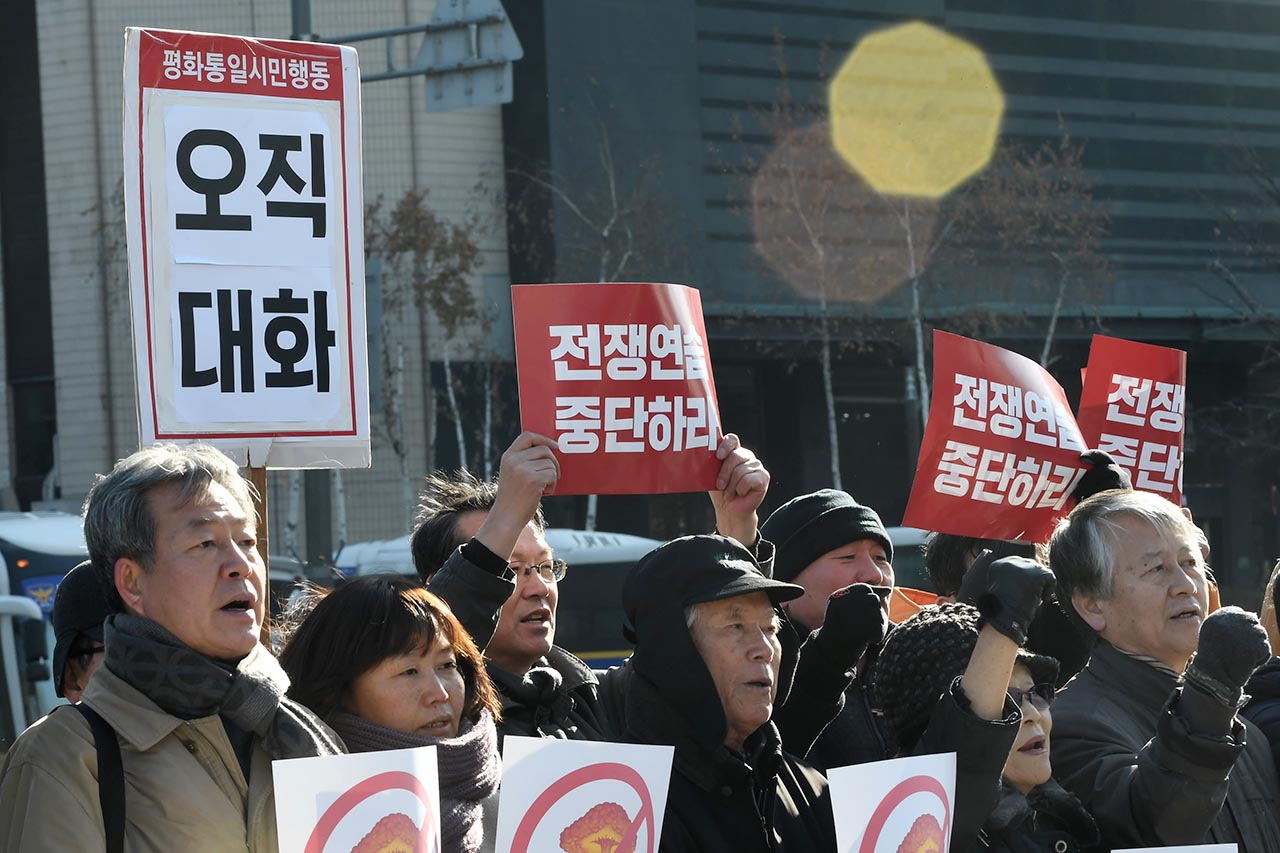  ‘전쟁반대평화실현국민행동’ 관계자들은 4일 오전 서울시 종로구 광화문광장에서 '전쟁위기 격화시키는 역대급 한미연합 공군훈련 중단 촉구 기자회견'을 열고 "전쟁위기 격화시키는 군사훈련 중단하고 평화협상 시작하라"고  요구하고 있다. 2017.12.04