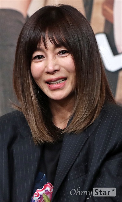 '나의 영어사춘기' 황신혜, 배움은 끝이 없어요! 배우 황신혜가 4일 오후 서울 영등포의 한 웨딩홀에서 열린 tvN 영어 에듀 예능 <나의 영어사춘기> 제작발표회에서 질문에 답하며 웃고 있다.