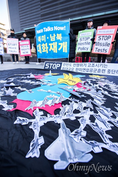 평화통일을여는사람들 회원들이 4일 오전 서울 광화문광장 미대사관 맞은편에서 기자회견을 열고 한미연합 공군훈련 '비질런트 에이스' 중단을 촉구하고 있다.